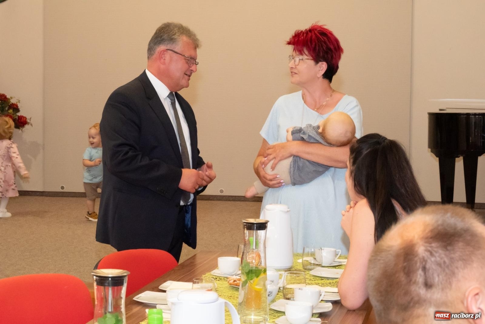 Zdjęcie w galerii na portalu naszraciborz.pl: W Krzyżanowicach przywitano najmłodszych mieszkańców gminy wiadomości z regionu