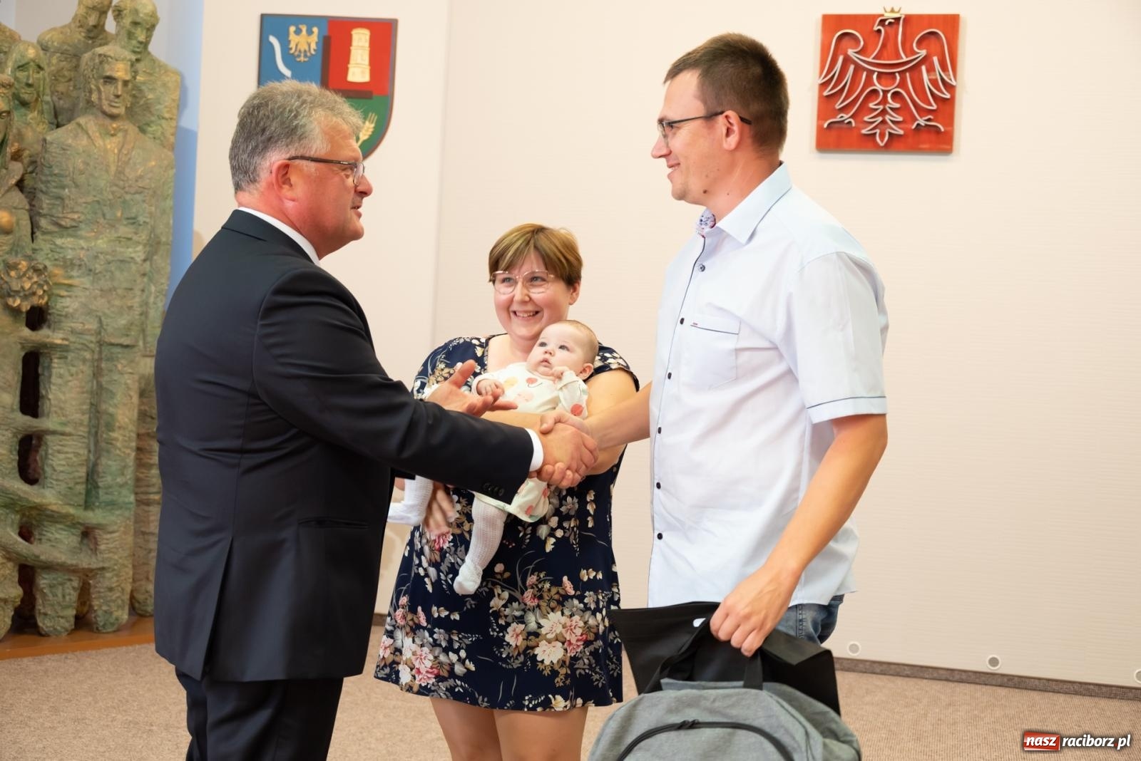 Zdjęcie w galerii na portalu naszraciborz.pl: W Krzyżanowicach przywitano najmłodszych mieszkańców gminy wiadomości z regionu