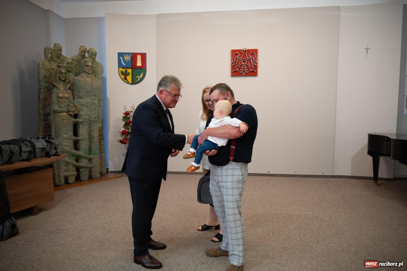 Zdjęcie w galerii na portalu naszraciborz.pl: W Krzyżanowicach przywitano najmłodszych mieszkańców gminy wiadomości z regionu