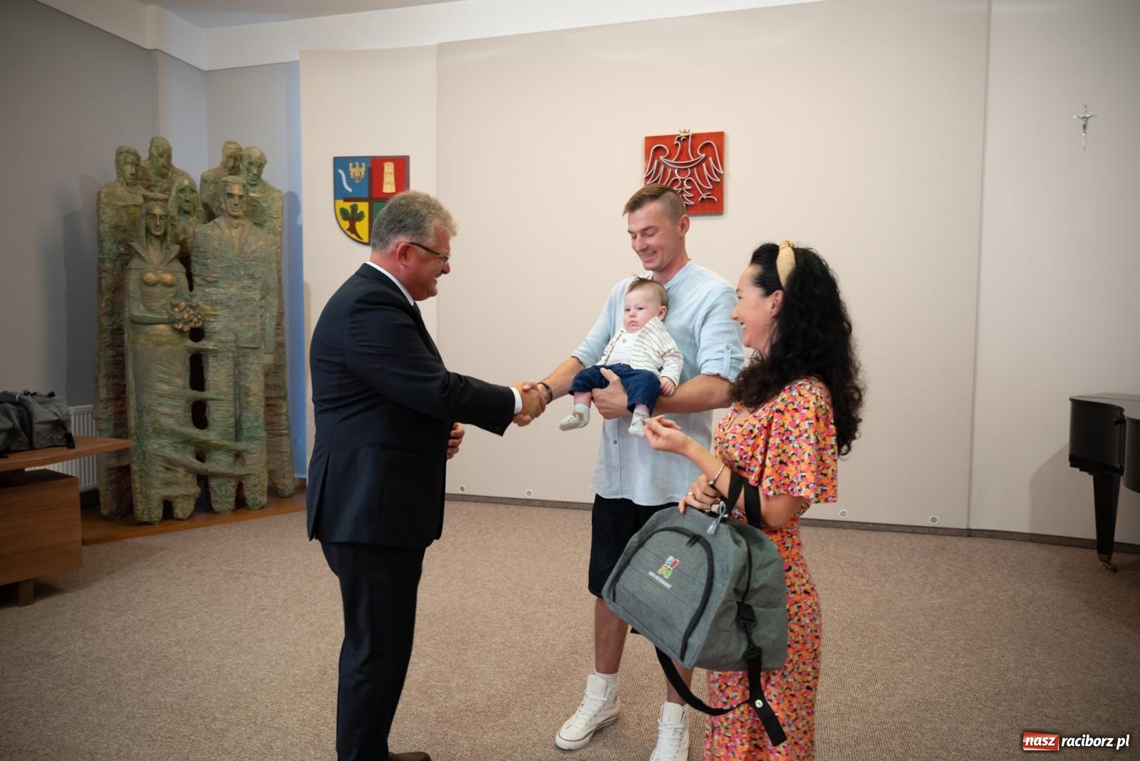 Zdjęcie w galerii na portalu naszraciborz.pl: W Krzyżanowicach przywitano najmłodszych mieszkańców gminy wiadomości z regionu