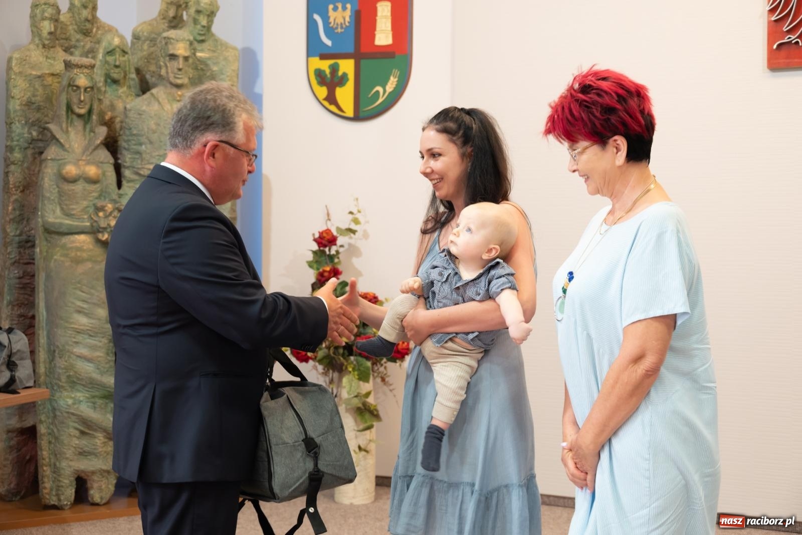 Zdjęcie w galerii na portalu naszraciborz.pl: W Krzyżanowicach przywitano najmłodszych mieszkańców gminy wiadomości z regionu