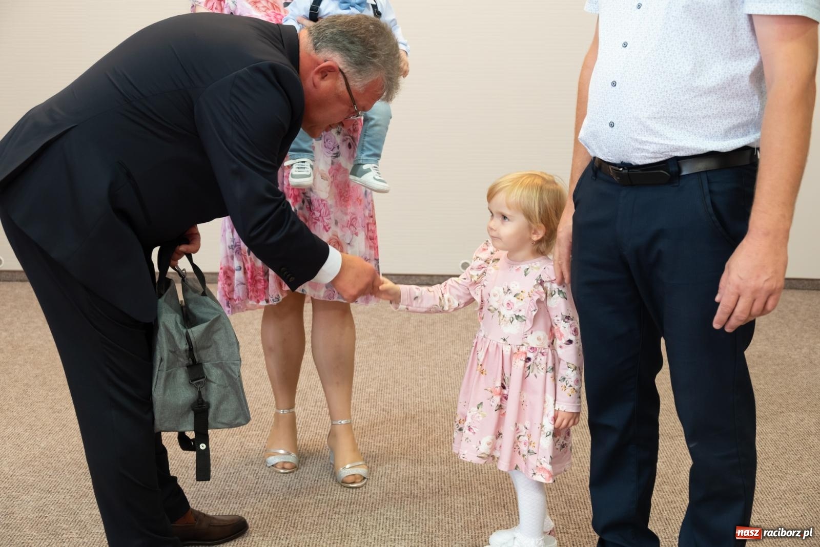 Zdjęcie w galerii na portalu naszraciborz.pl: W Krzyżanowicach przywitano najmłodszych mieszkańców gminy wiadomości z regionu