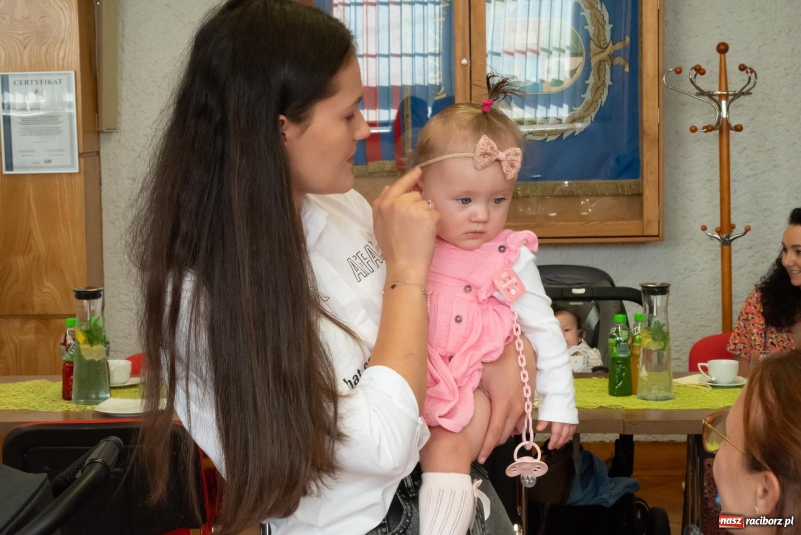 Zdjęcie w galerii na portalu naszraciborz.pl: W Krzyżanowicach przywitano najmłodszych mieszkańców gminy wiadomości z regionu