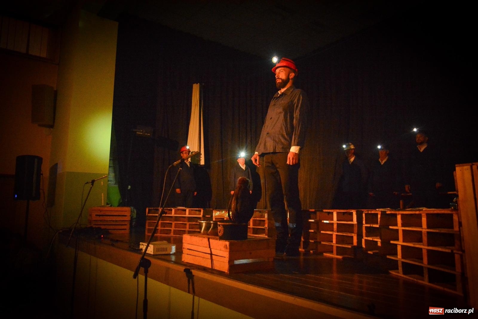 Zdjęcie w galerii na portalu naszraciborz.pl: Dziesięciu wspaniałych. Górnicy z Kobyli wyszli na scenę [FOTO i WIDEO] wiadomości z regionu