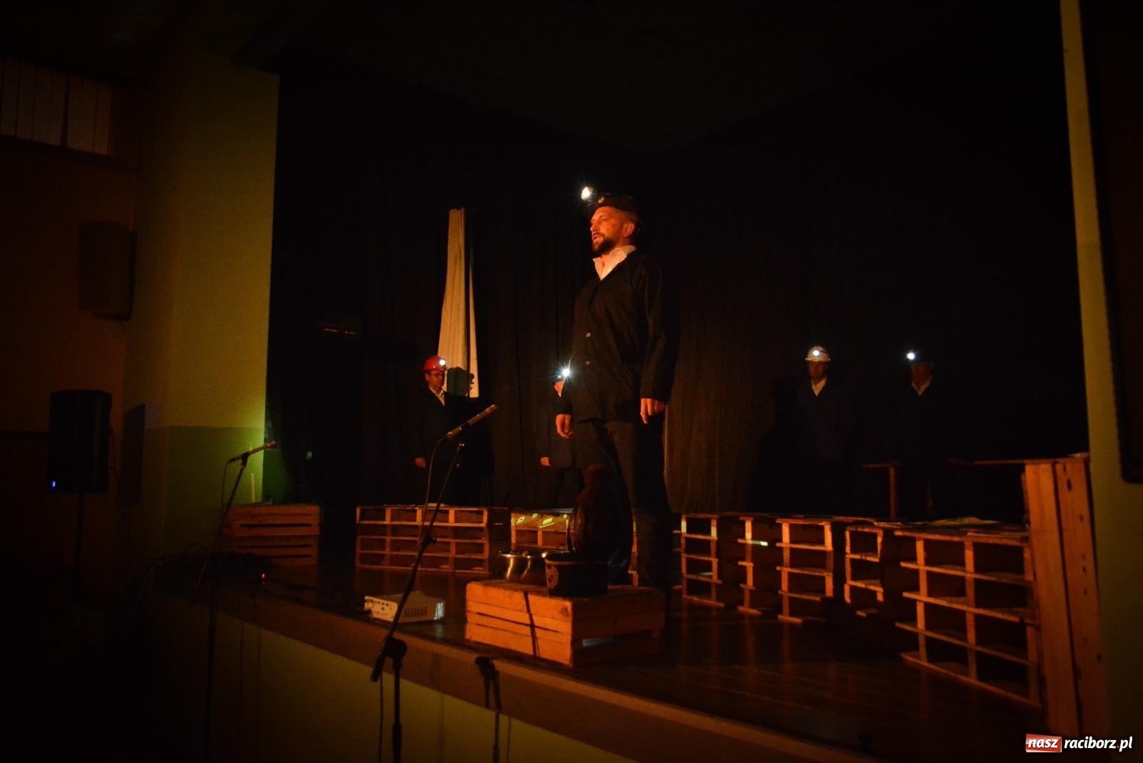 Zdjęcie w galerii na portalu naszraciborz.pl: Dziesięciu wspaniałych. Górnicy z Kobyli wyszli na scenę [FOTO i WIDEO] wiadomości z regionu