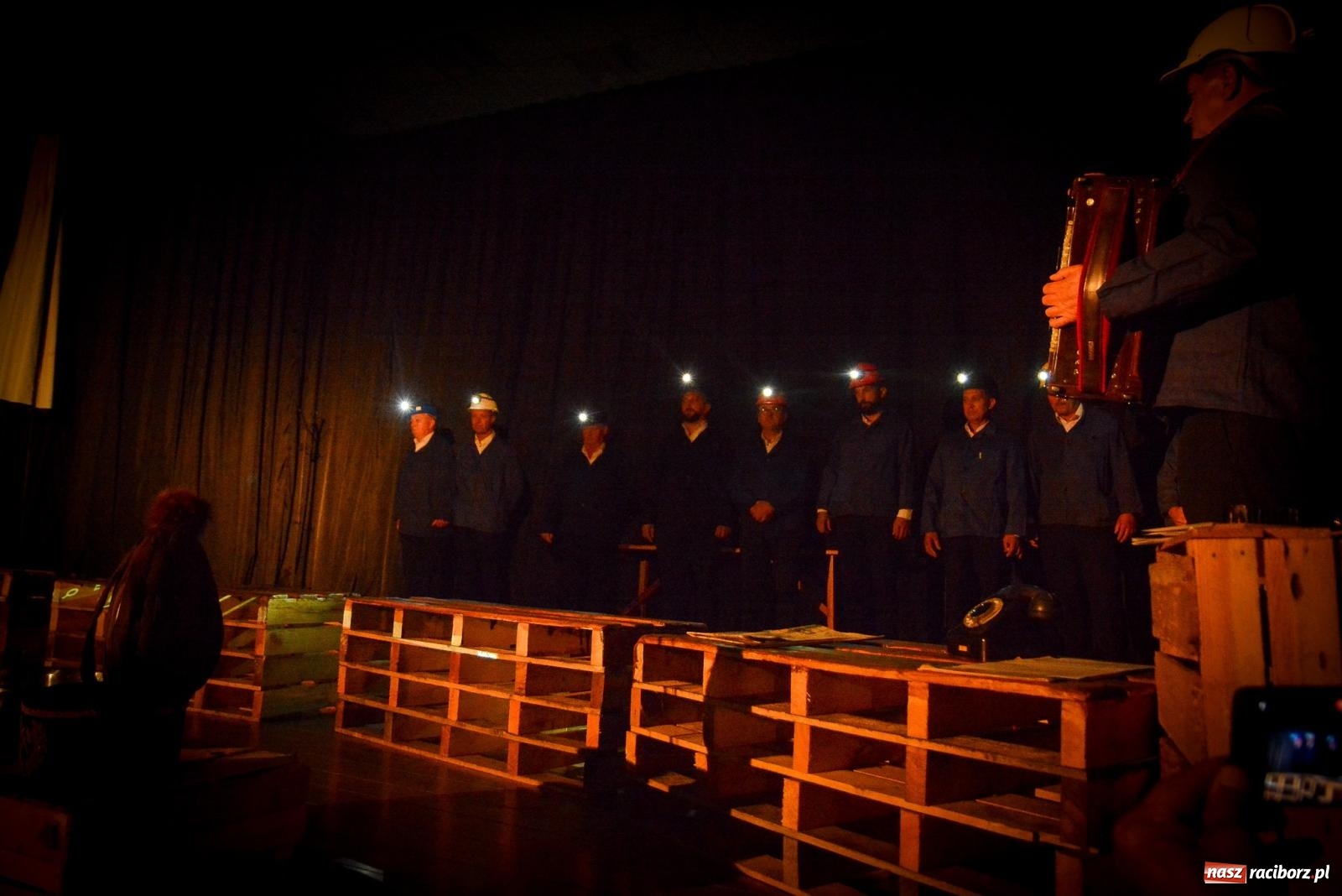 Zdjęcie w galerii na portalu naszraciborz.pl: Dziesięciu wspaniałych. Górnicy z Kobyli wyszli na scenę [FOTO i WIDEO] wiadomości z regionu