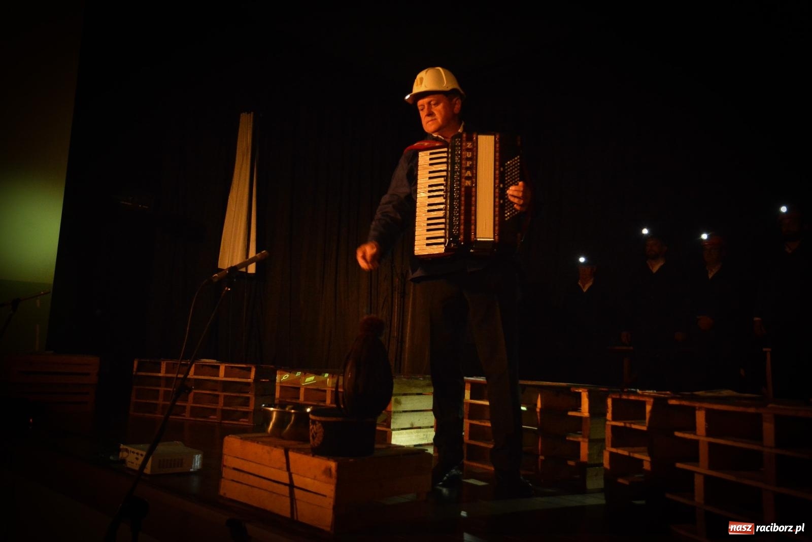 Zdjęcie w galerii na portalu naszraciborz.pl: Dziesięciu wspaniałych. Górnicy z Kobyli wyszli na scenę [FOTO i WIDEO] wiadomości z regionu