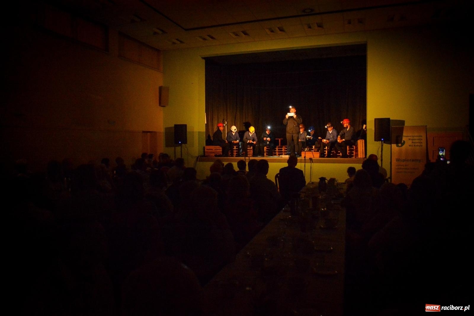 Zdjęcie w galerii na portalu naszraciborz.pl: Dziesięciu wspaniałych. Górnicy z Kobyli wyszli na scenę [FOTO i WIDEO] wiadomości z regionu
