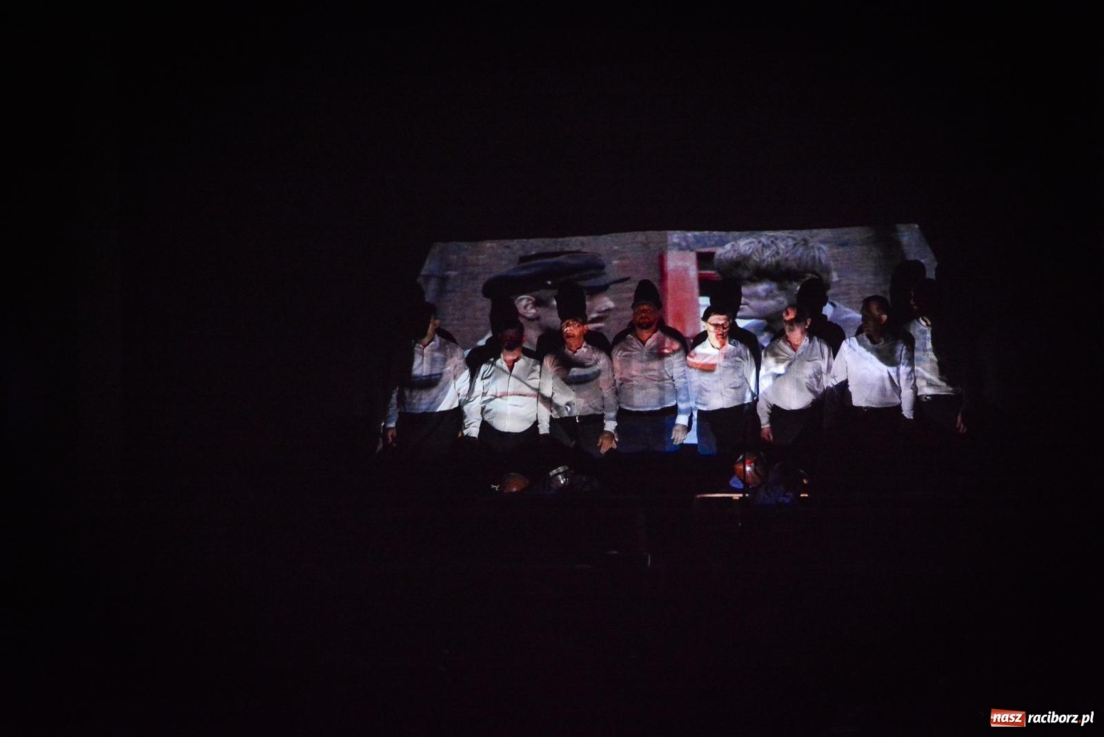 Zdjęcie w galerii na portalu naszraciborz.pl: Dziesięciu wspaniałych. Górnicy z Kobyli wyszli na scenę [FOTO i WIDEO] wiadomości z regionu