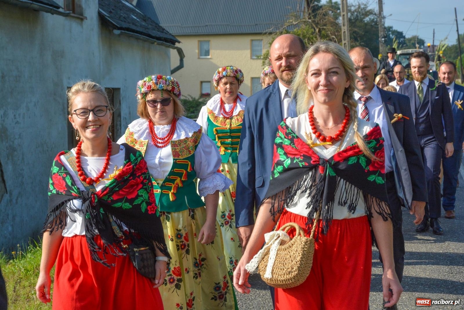 Zdjęcie w galerii na portalu naszraciborz.pl: Dobry futer, silne byki. Brzeźnica korowodem na parafialne dożynki [FOTO i WIDEO] wiadomości z regionu