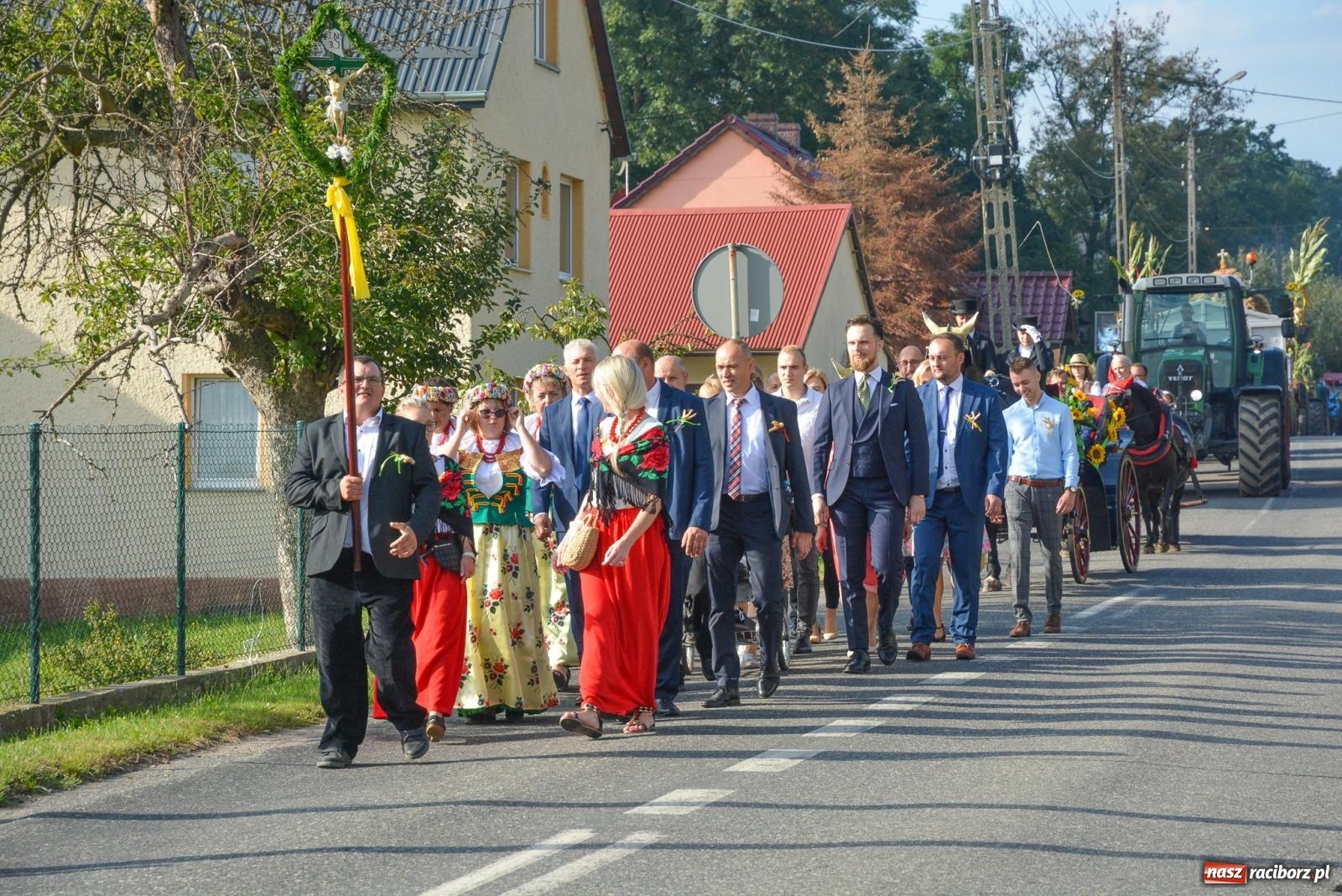 Zdjęcie w galerii na portalu naszraciborz.pl: Dobry futer, silne byki. Brzeźnica korowodem na parafialne dożynki [FOTO i WIDEO] wiadomości z regionu