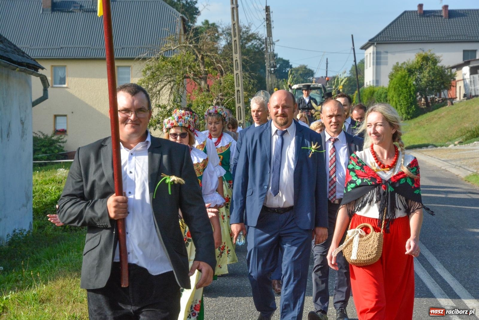 Zdjęcie w galerii na portalu naszraciborz.pl: Dobry futer, silne byki. Brzeźnica korowodem na parafialne dożynki [FOTO i WIDEO] wiadomości z regionu
