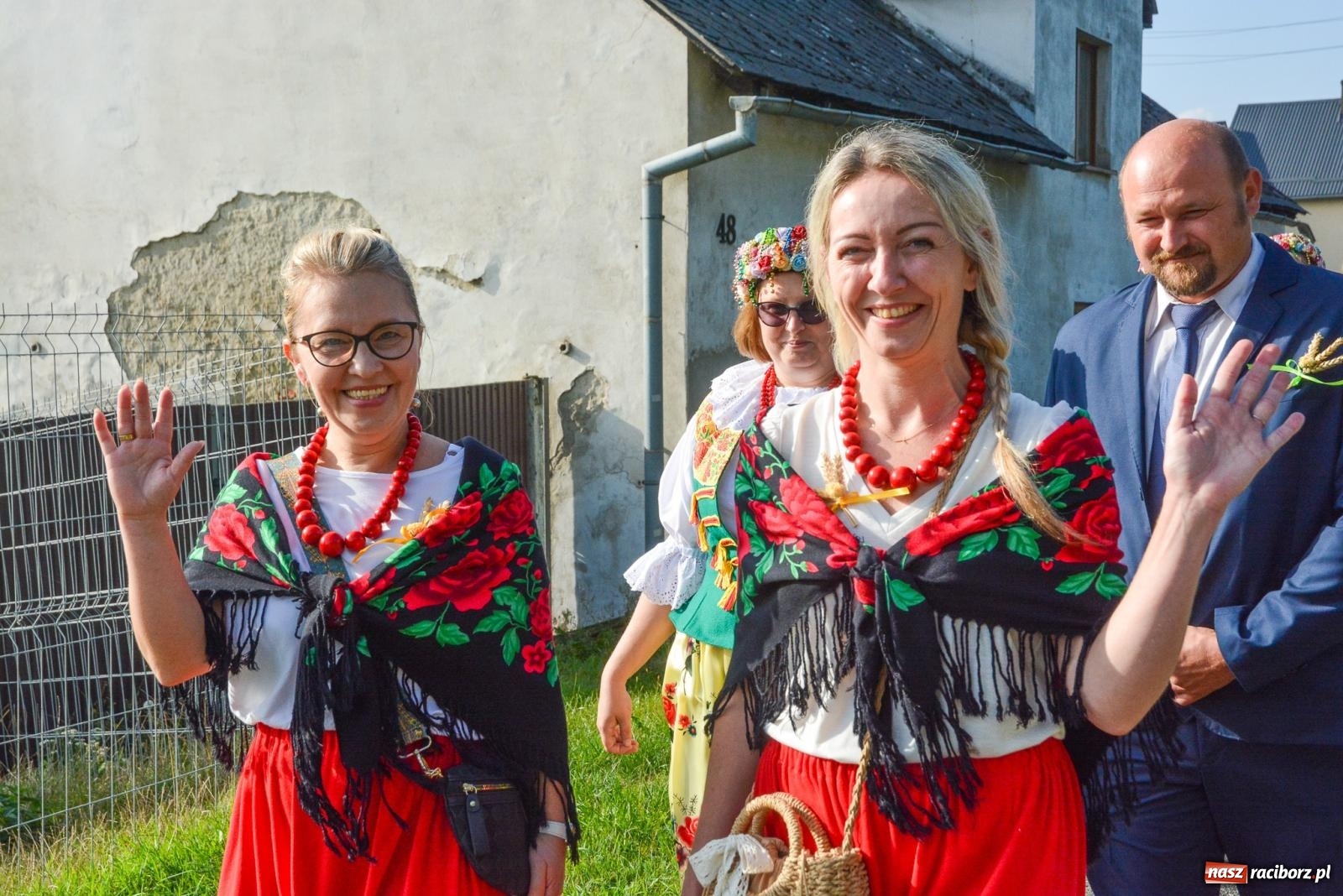 Zdjęcie w galerii na portalu naszraciborz.pl: Dobry futer, silne byki. Brzeźnica korowodem na parafialne dożynki [FOTO i WIDEO] wiadomości z regionu
