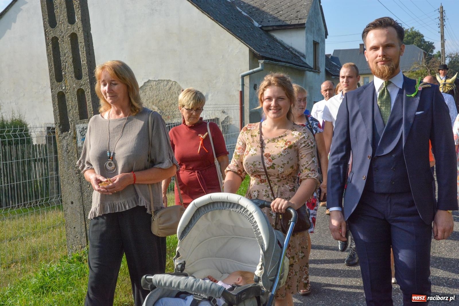 Zdjęcie w galerii na portalu naszraciborz.pl: Dobry futer, silne byki. Brzeźnica korowodem na parafialne dożynki [FOTO i WIDEO] wiadomości z regionu