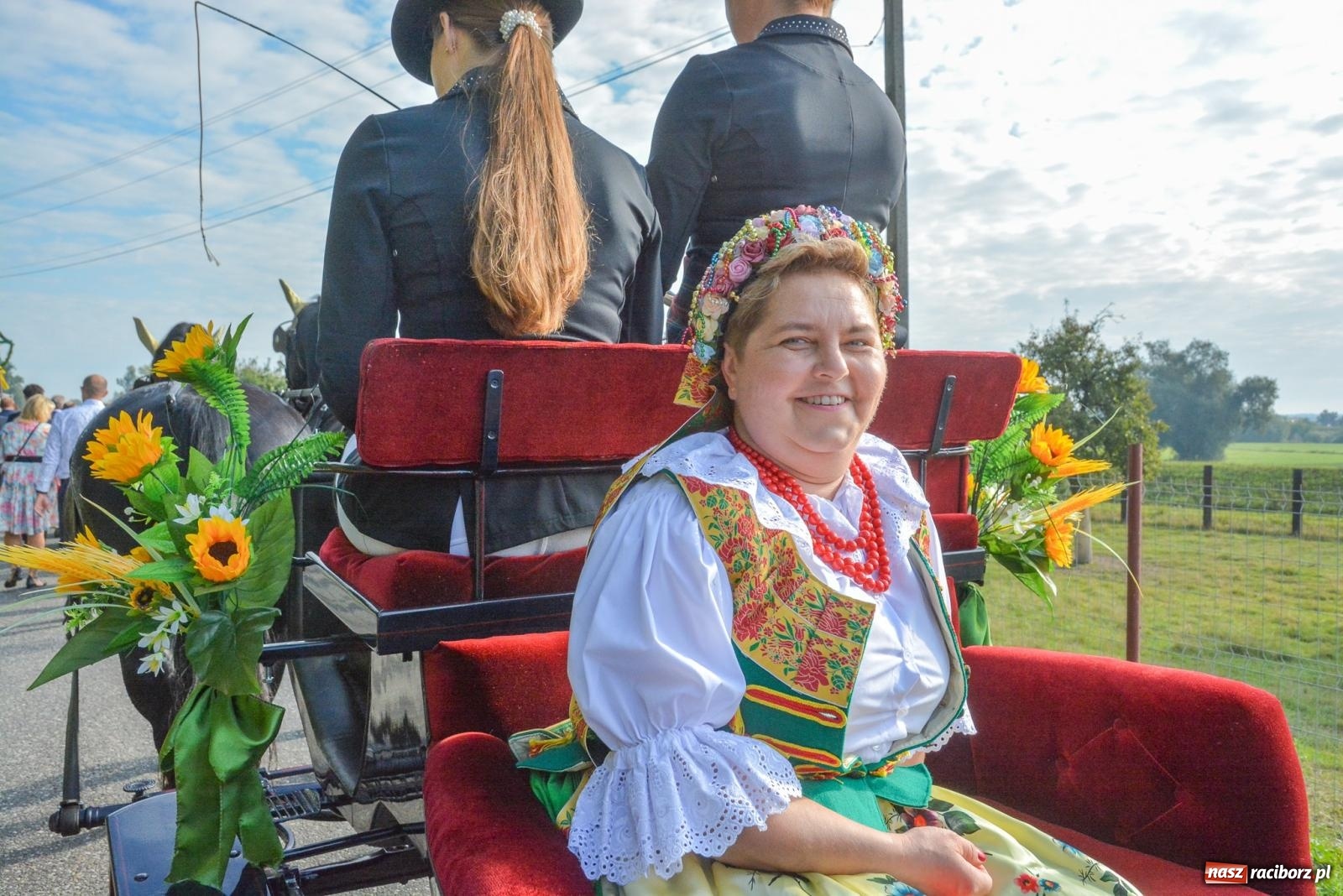 Zdjęcie w galerii na portalu naszraciborz.pl: Dobry futer, silne byki. Brzeźnica korowodem na parafialne dożynki [FOTO i WIDEO] wiadomości z regionu
