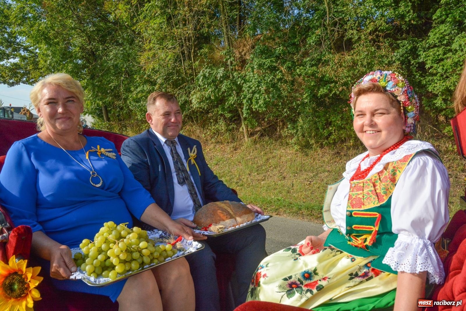 Zdjęcie w galerii na portalu naszraciborz.pl: Dobry futer, silne byki. Brzeźnica korowodem na parafialne dożynki [FOTO i WIDEO] wiadomości z regionu