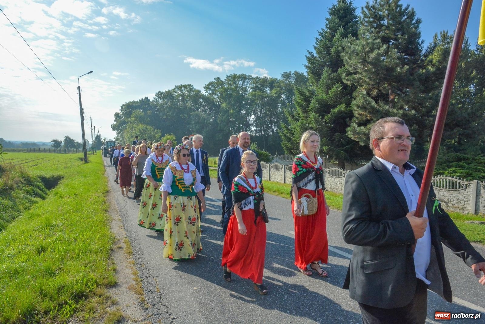 Zdjęcie w galerii na portalu naszraciborz.pl: Dobry futer, silne byki. Brzeźnica korowodem na parafialne dożynki [FOTO i WIDEO] wiadomości z regionu