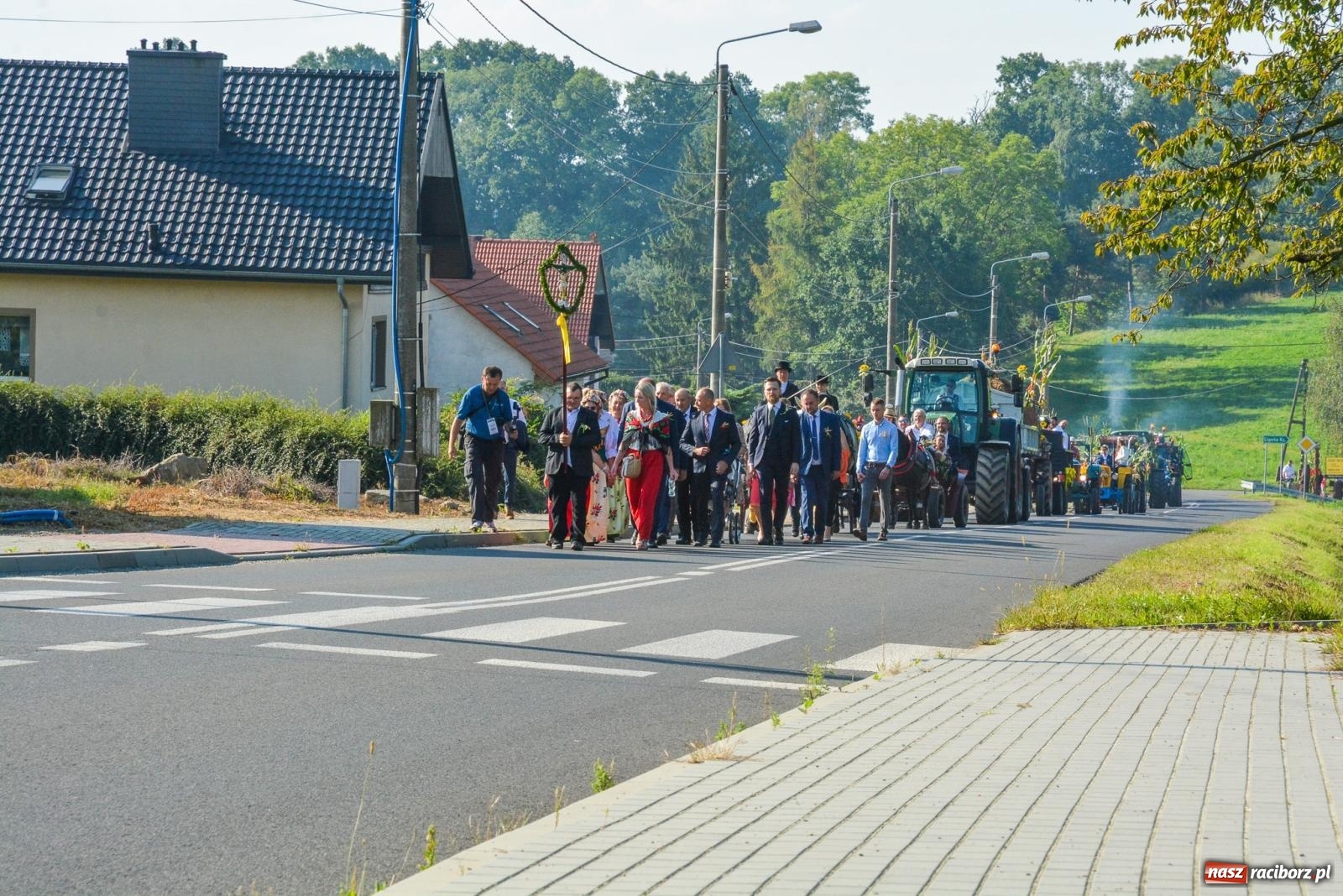 Zdjęcie w galerii na portalu naszraciborz.pl: Dobry futer, silne byki. Brzeźnica korowodem na parafialne dożynki [FOTO i WIDEO] wiadomości z regionu