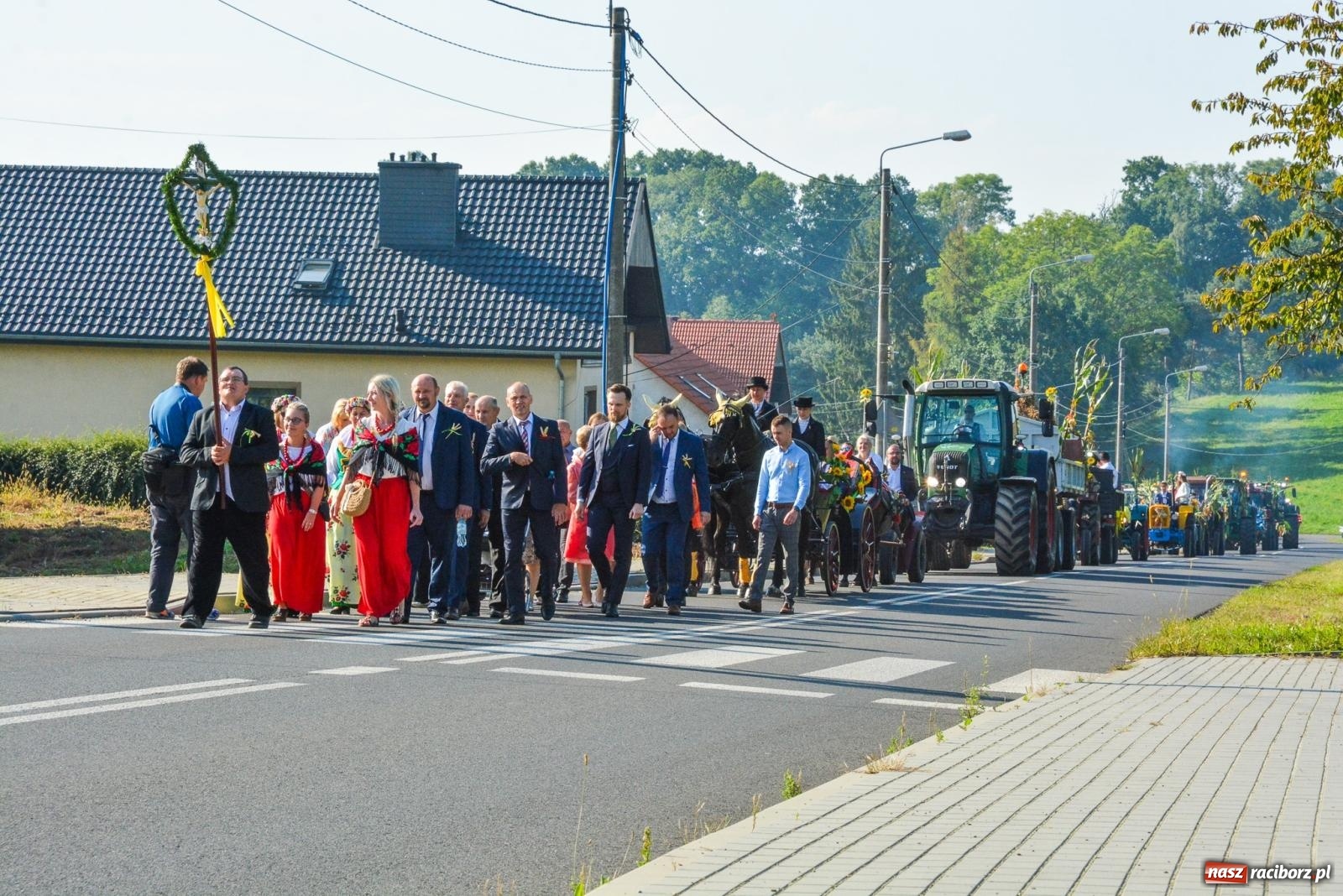 Zdjęcie w galerii na portalu naszraciborz.pl: Dobry futer, silne byki. Brzeźnica korowodem na parafialne dożynki [FOTO i WIDEO] wiadomości z regionu