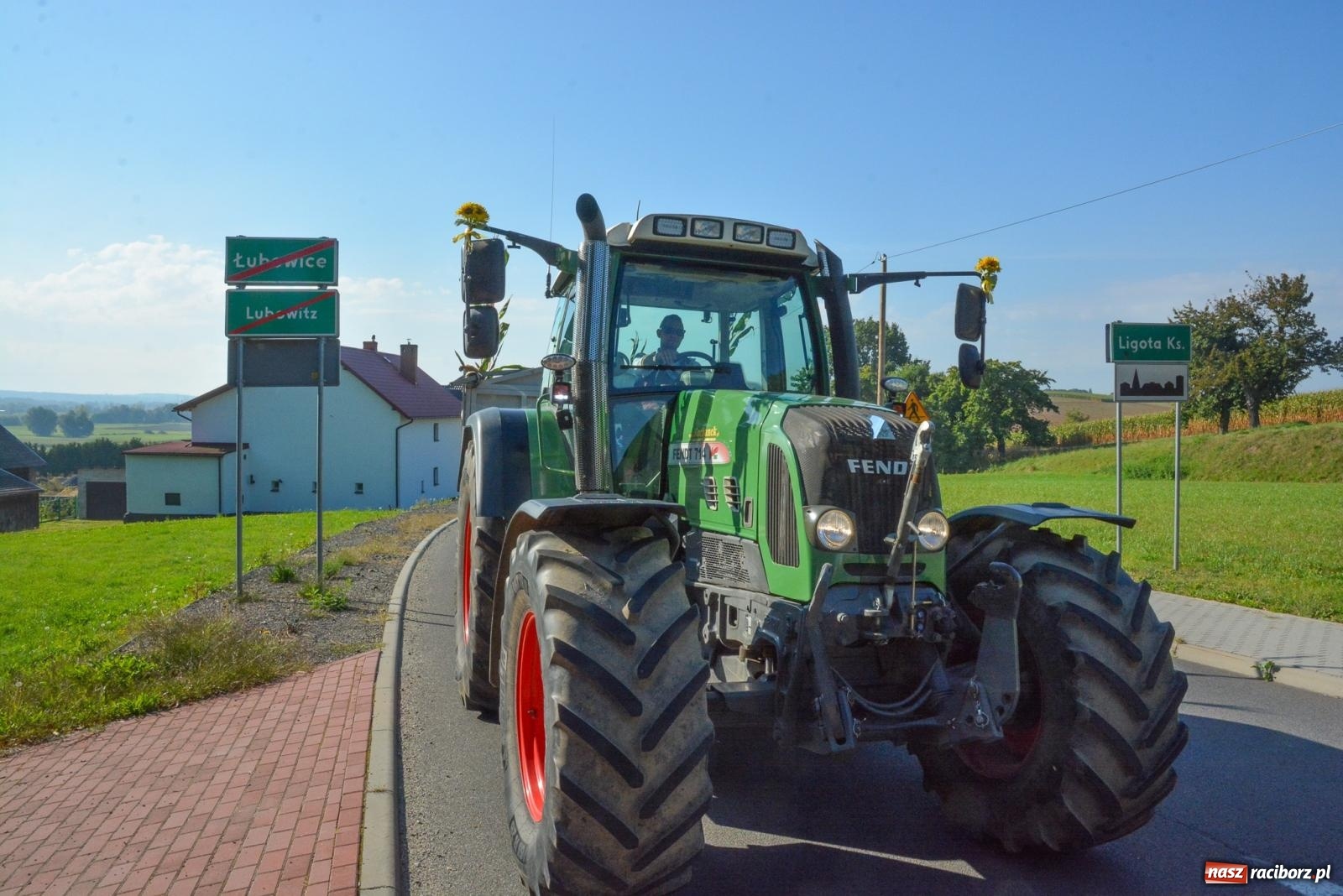 Zdjęcie w galerii na portalu naszraciborz.pl: Dobry futer, silne byki. Brzeźnica korowodem na parafialne dożynki [FOTO i WIDEO] wiadomości z regionu