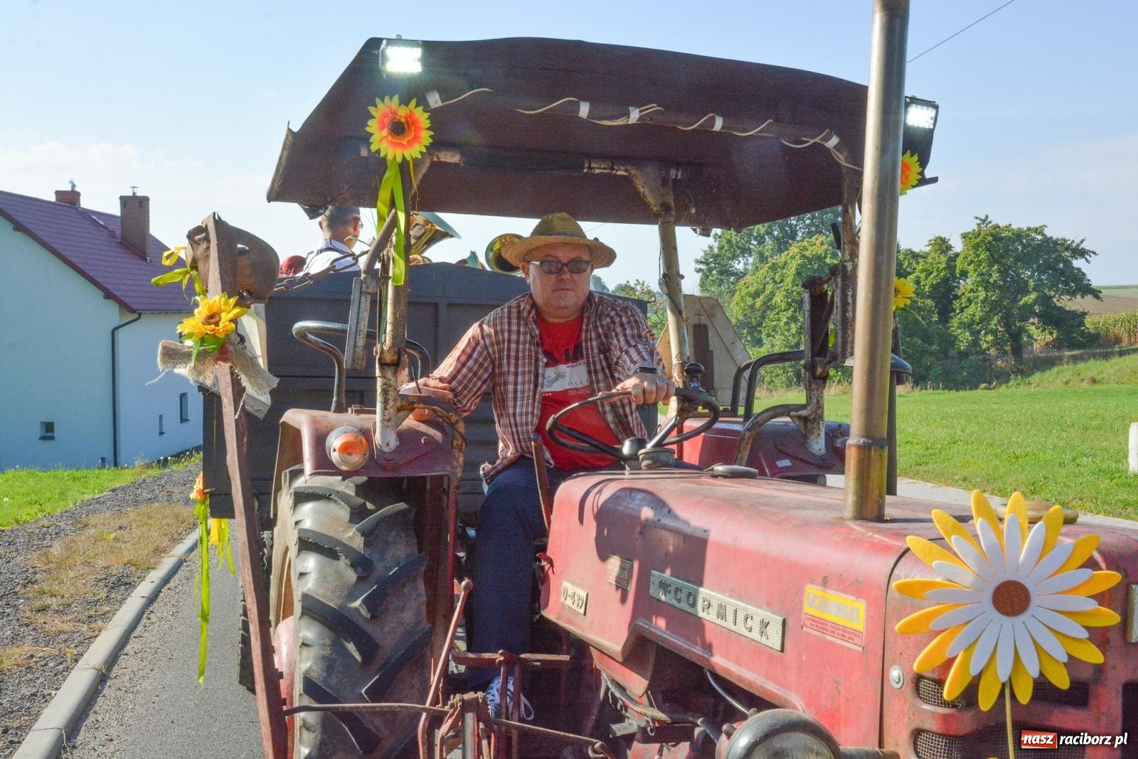 Zdjęcie w galerii na portalu naszraciborz.pl: Dobry futer, silne byki. Brzeźnica korowodem na parafialne dożynki [FOTO i WIDEO] wiadomości z regionu