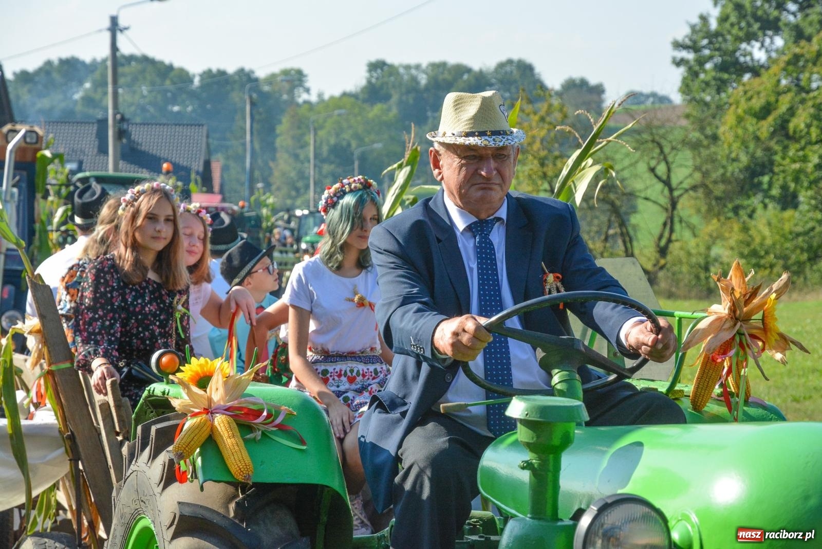 Zdjęcie w galerii na portalu naszraciborz.pl: Dobry futer, silne byki. Brzeźnica korowodem na parafialne dożynki [FOTO i WIDEO] wiadomości z regionu