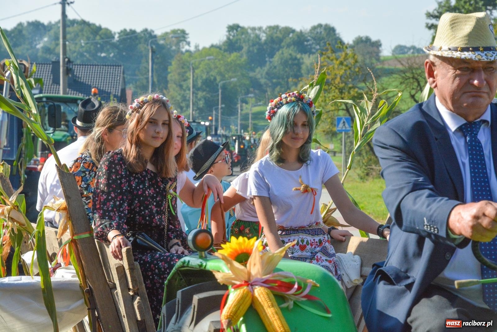 Zdjęcie w galerii na portalu naszraciborz.pl: Dobry futer, silne byki. Brzeźnica korowodem na parafialne dożynki [FOTO i WIDEO] wiadomości z regionu