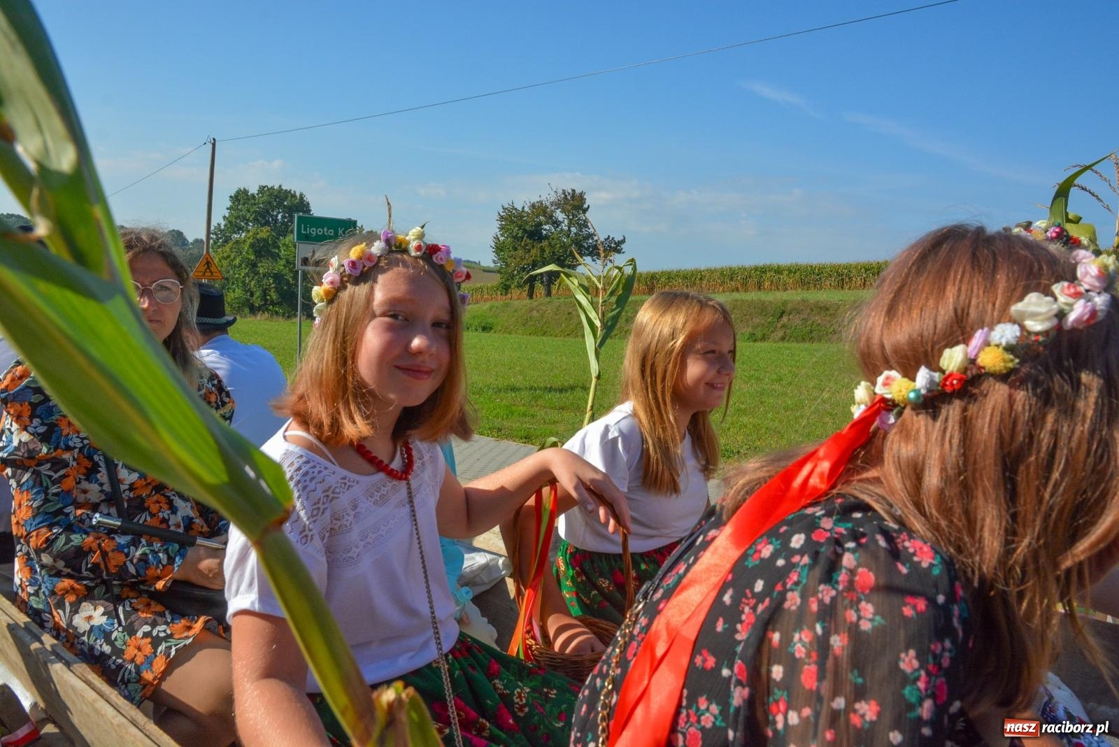 Zdjęcie w galerii na portalu naszraciborz.pl: Dobry futer, silne byki. Brzeźnica korowodem na parafialne dożynki [FOTO i WIDEO] wiadomości z regionu
