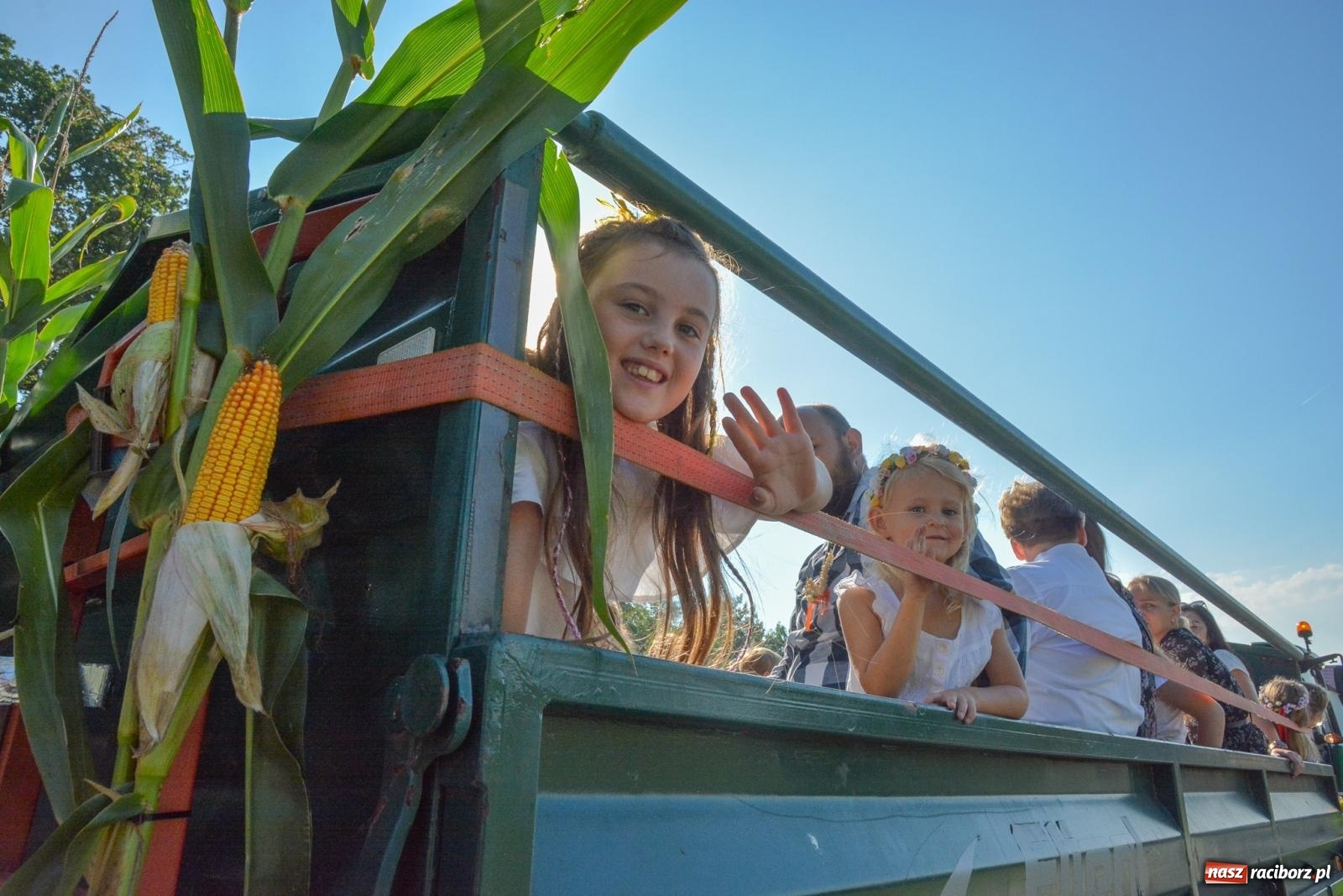 Zdjęcie w galerii na portalu naszraciborz.pl: Dobry futer, silne byki. Brzeźnica korowodem na parafialne dożynki [FOTO i WIDEO] wiadomości z regionu