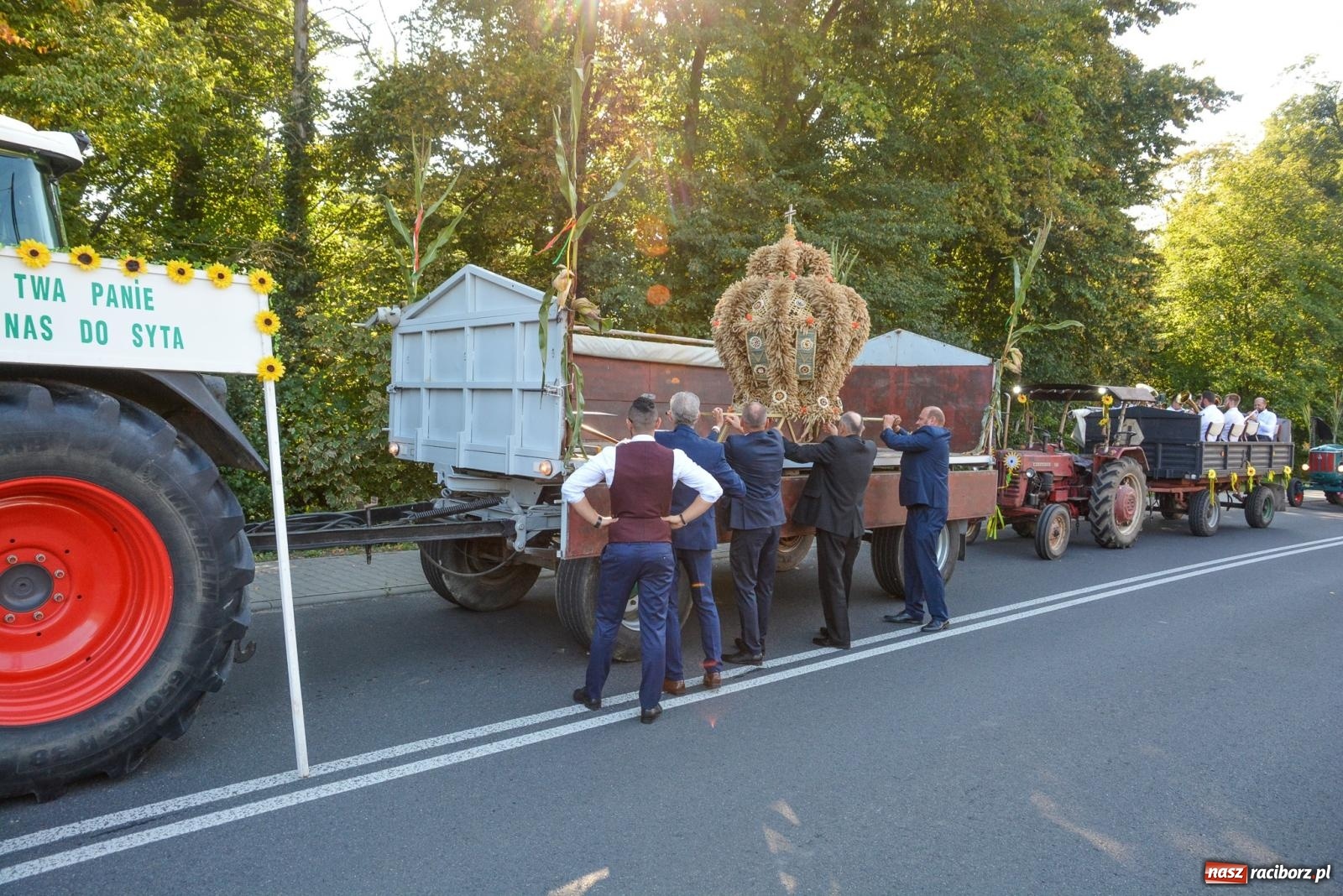 Zdjęcie w galerii na portalu naszraciborz.pl: Dobry futer, silne byki. Brzeźnica korowodem na parafialne dożynki [FOTO i WIDEO] wiadomości z regionu