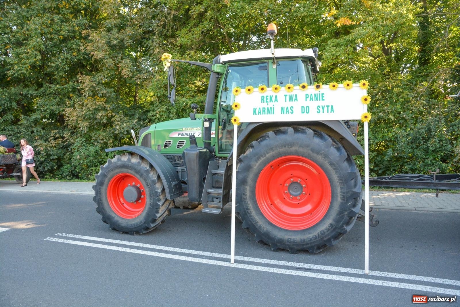 Zdjęcie w galerii na portalu naszraciborz.pl: Dobry futer, silne byki. Brzeźnica korowodem na parafialne dożynki [FOTO i WIDEO] wiadomości z regionu