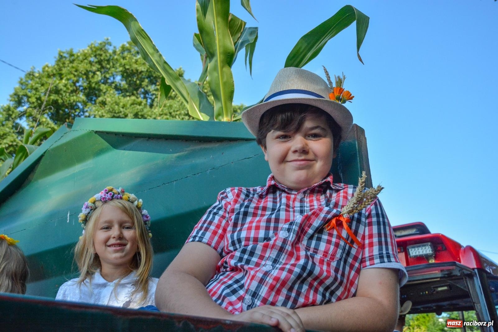 Zdjęcie w galerii na portalu naszraciborz.pl: Dobry futer, silne byki. Brzeźnica korowodem na parafialne dożynki [FOTO i WIDEO] wiadomości z regionu