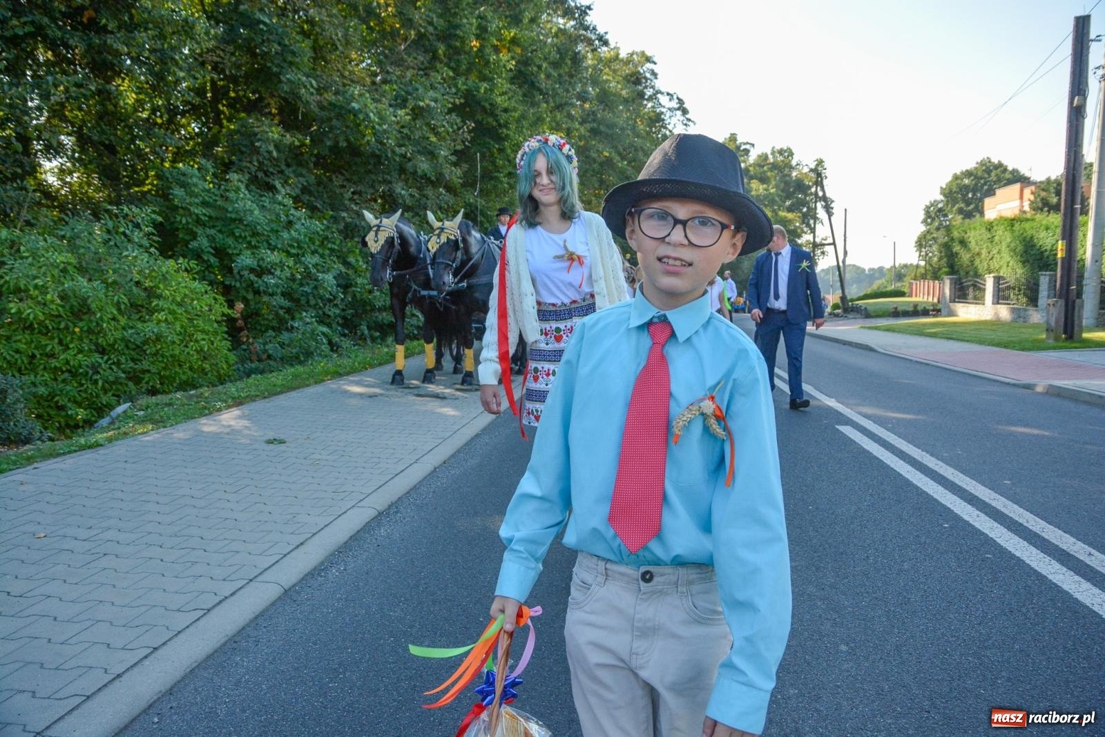 Zdjęcie w galerii na portalu naszraciborz.pl: Dobry futer, silne byki. Brzeźnica korowodem na parafialne dożynki [FOTO i WIDEO] wiadomości z regionu