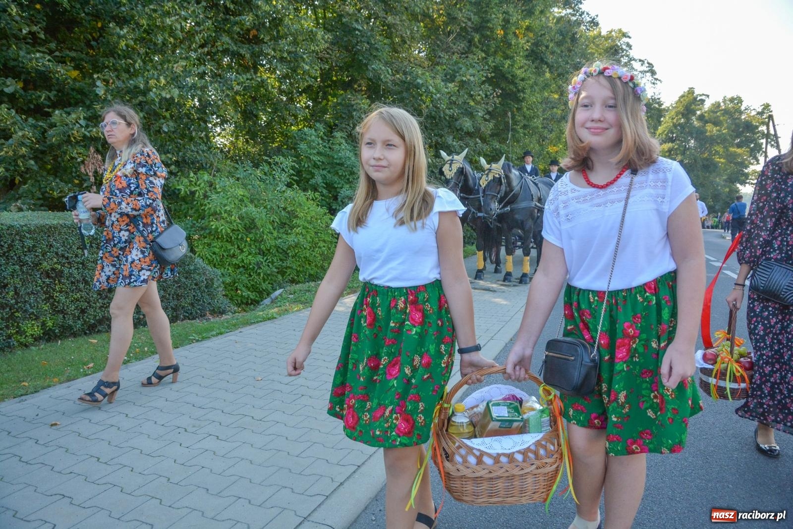 Zdjęcie w galerii na portalu naszraciborz.pl: Dobry futer, silne byki. Brzeźnica korowodem na parafialne dożynki [FOTO i WIDEO] wiadomości z regionu