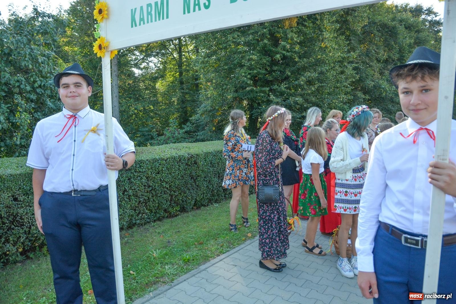 Zdjęcie w galerii na portalu naszraciborz.pl: Dobry futer, silne byki. Brzeźnica korowodem na parafialne dożynki [FOTO i WIDEO] wiadomości z regionu