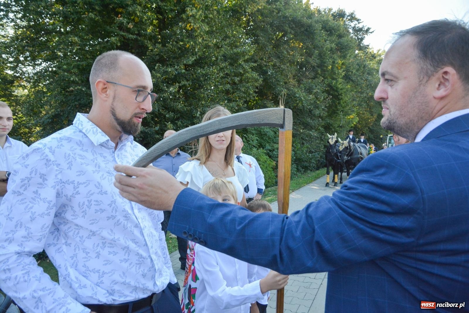 Zdjęcie w galerii na portalu naszraciborz.pl: Dobry futer, silne byki. Brzeźnica korowodem na parafialne dożynki [FOTO i WIDEO] wiadomości z regionu