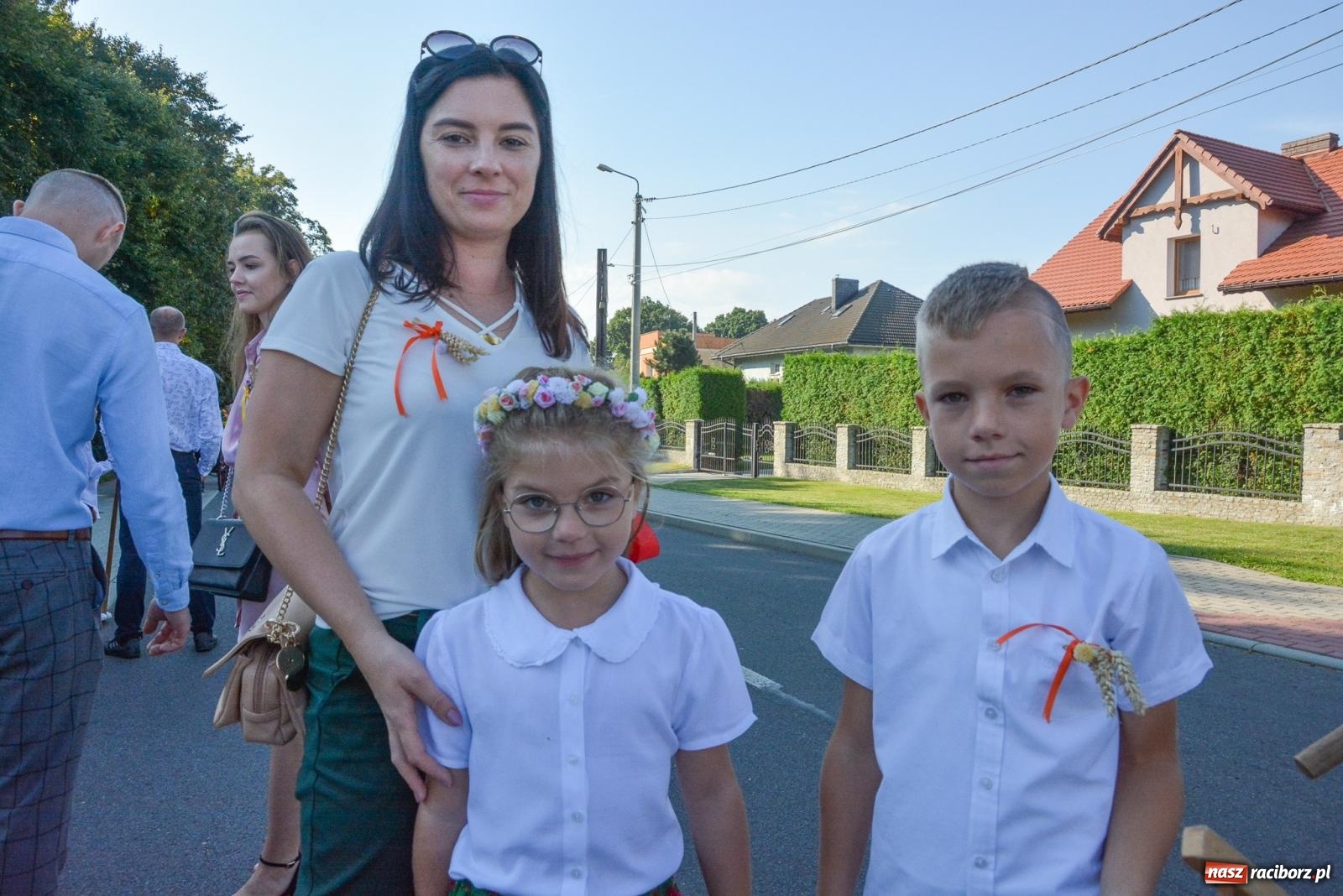 Zdjęcie w galerii na portalu naszraciborz.pl: Dobry futer, silne byki. Brzeźnica korowodem na parafialne dożynki [FOTO i WIDEO] wiadomości z regionu