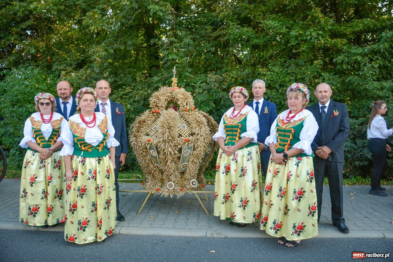 Zdjęcie w galerii na portalu naszraciborz.pl: Dobry futer, silne byki. Brzeźnica korowodem na parafialne dożynki [FOTO i WIDEO] wiadomości z regionu