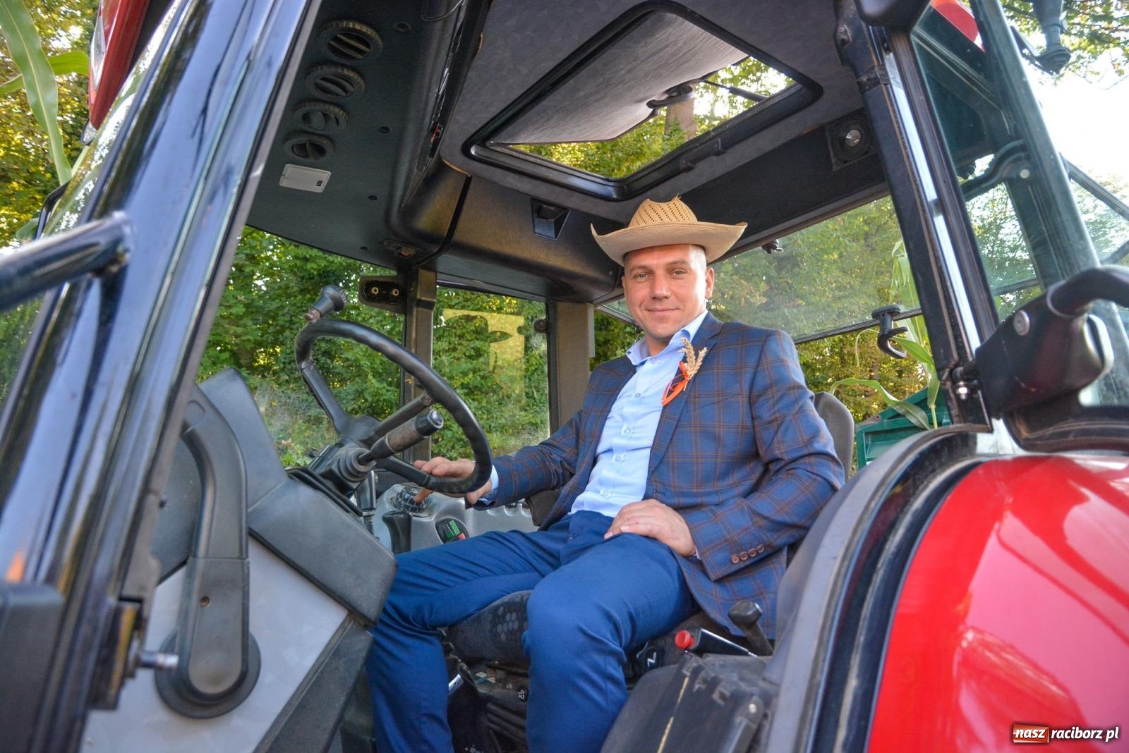 Zdjęcie w galerii na portalu naszraciborz.pl: Dobry futer, silne byki. Brzeźnica korowodem na parafialne dożynki [FOTO i WIDEO] wiadomości z regionu