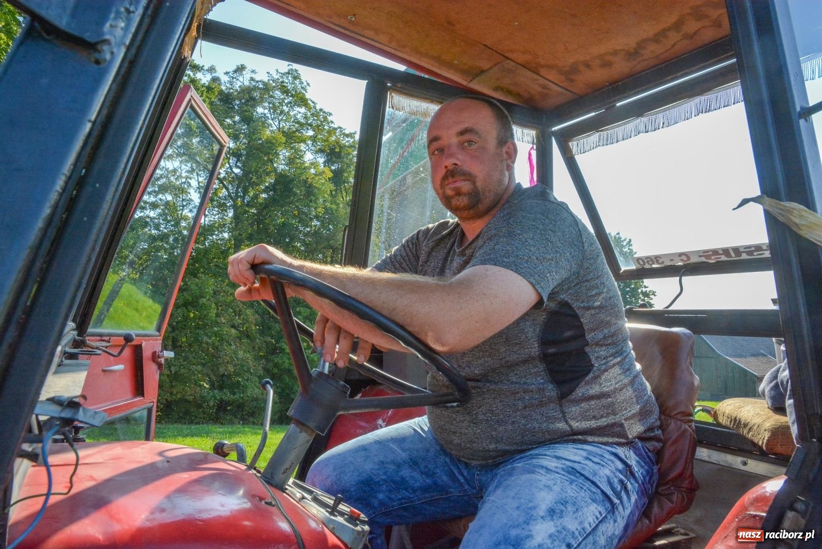 Zdjęcie w galerii na portalu naszraciborz.pl: Dobry futer, silne byki. Brzeźnica korowodem na parafialne dożynki [FOTO i WIDEO] wiadomości z regionu