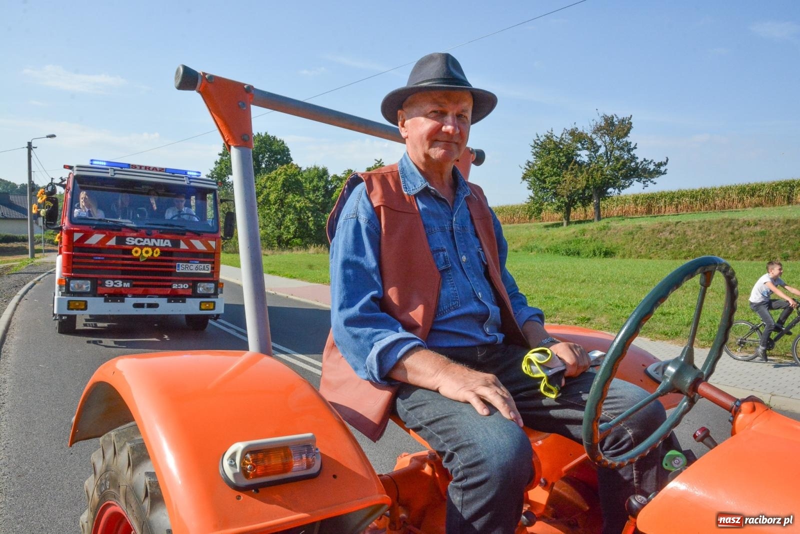 Zdjęcie w galerii na portalu naszraciborz.pl: Dobry futer, silne byki. Brzeźnica korowodem na parafialne dożynki [FOTO i WIDEO] wiadomości z regionu
