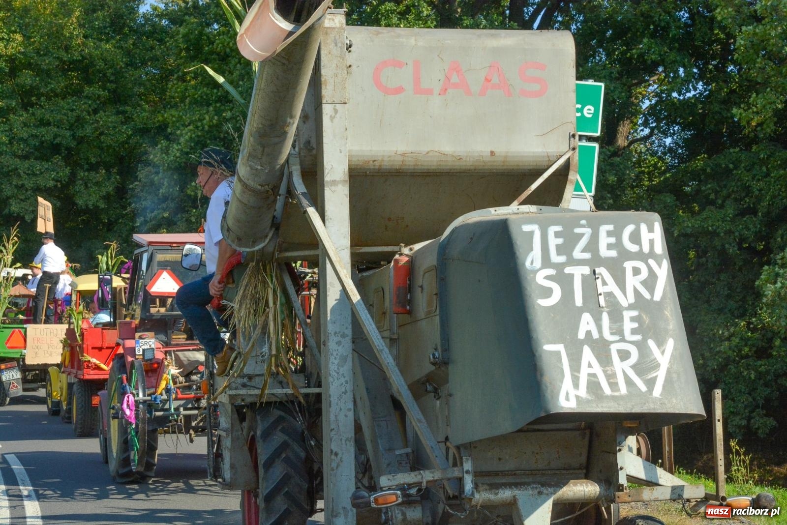 Zdjęcie w galerii na portalu naszraciborz.pl: Dobry futer, silne byki. Brzeźnica korowodem na parafialne dożynki [FOTO i WIDEO] wiadomości z regionu