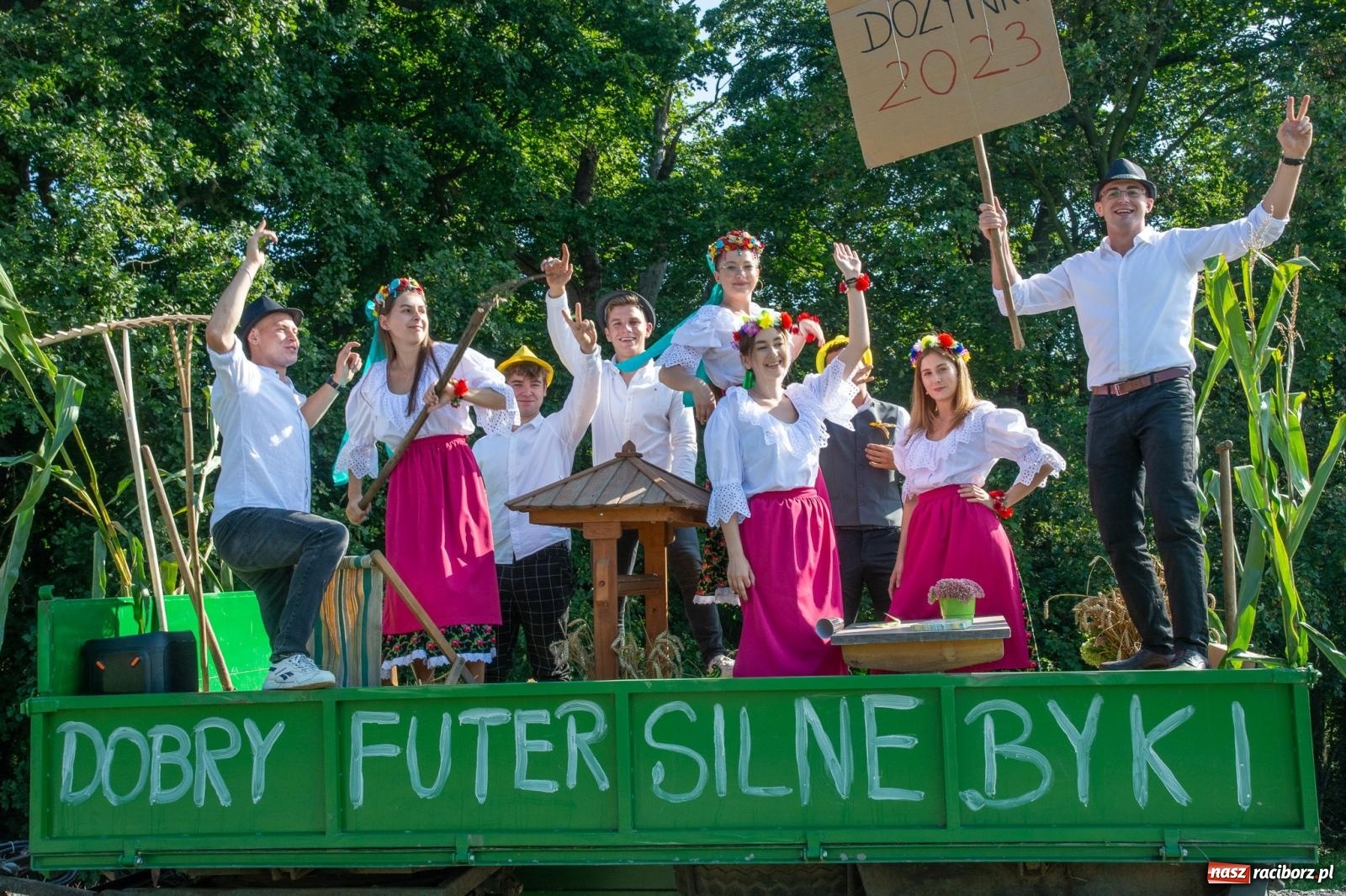 Zdjęcie w galerii na portalu naszraciborz.pl: Dobry futer, silne byki. Brzeźnica korowodem na parafialne dożynki [FOTO i WIDEO] wiadomości z regionu