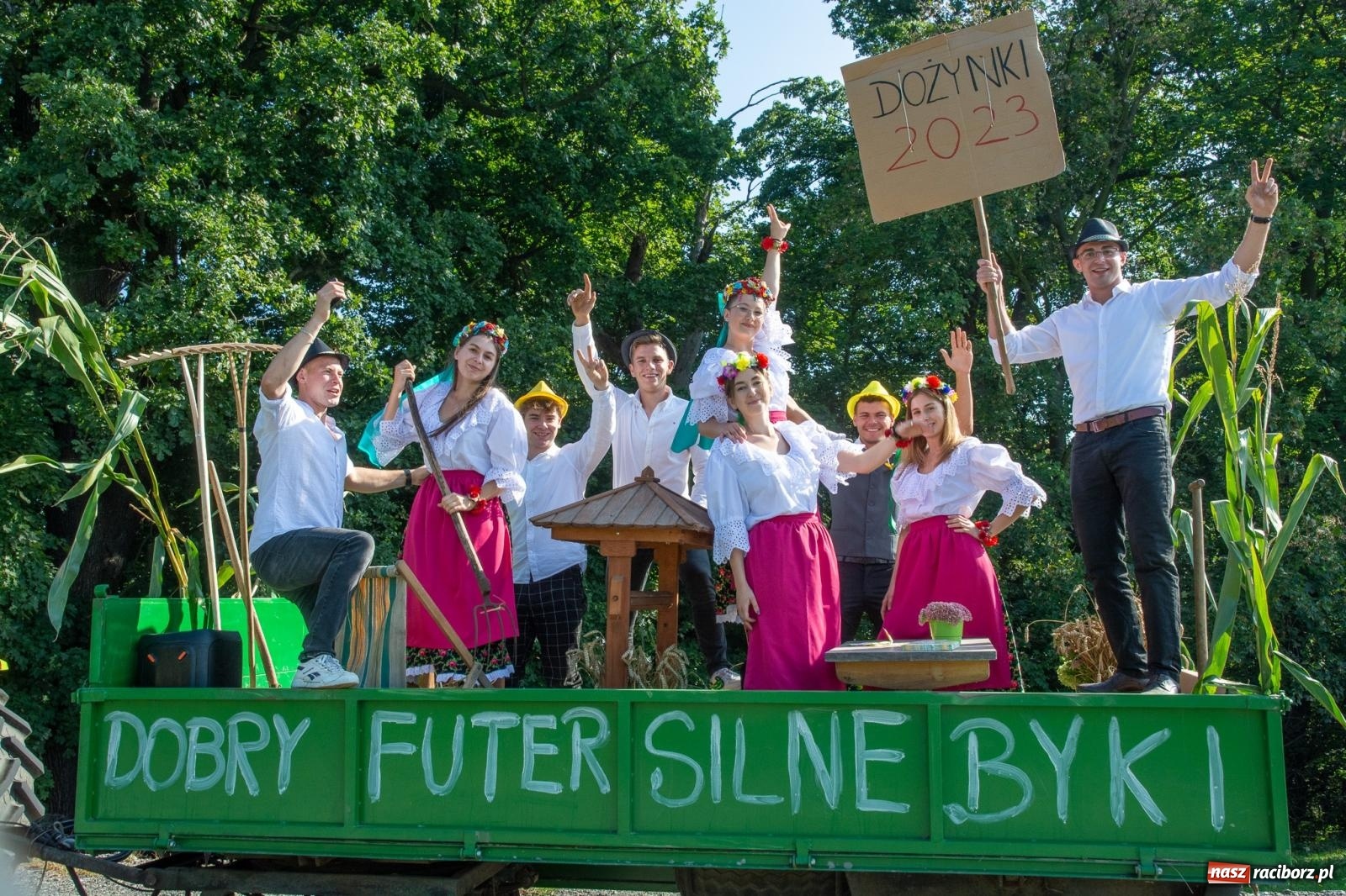 Zdjęcie w galerii na portalu naszraciborz.pl: Dobry futer, silne byki. Brzeźnica korowodem na parafialne dożynki [FOTO i WIDEO] wiadomości z regionu
