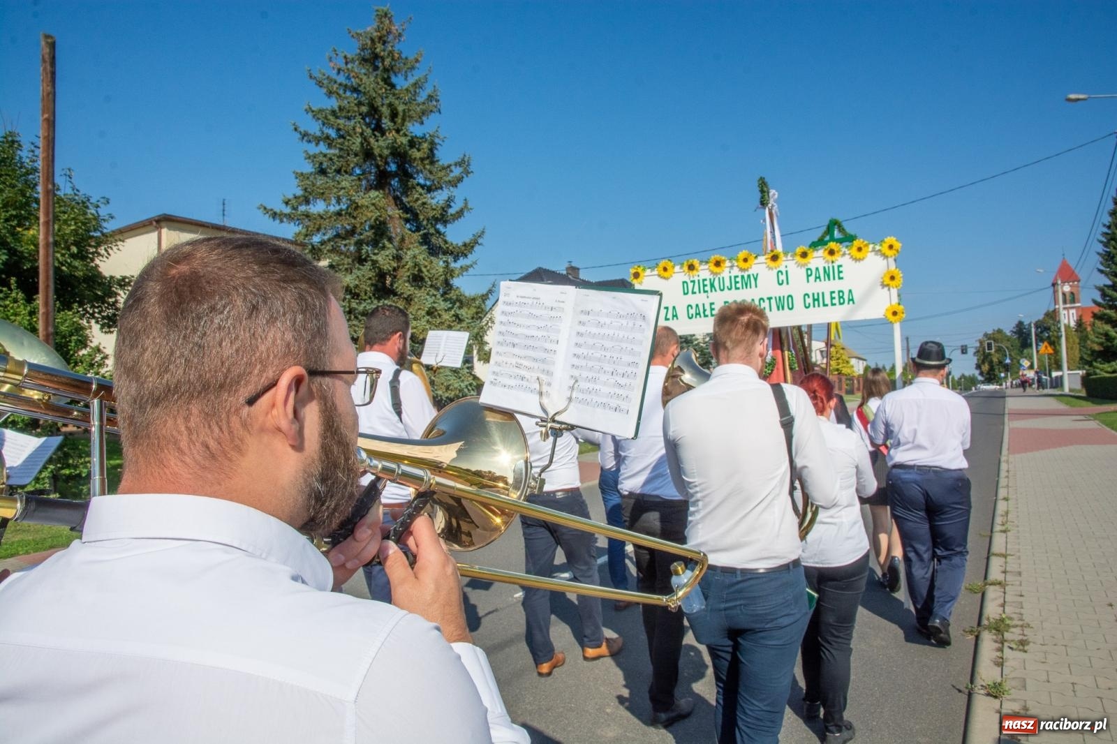 Zdjęcie w galerii na portalu naszraciborz.pl: Dobry futer, silne byki. Brzeźnica korowodem na parafialne dożynki [FOTO i WIDEO] wiadomości z regionu