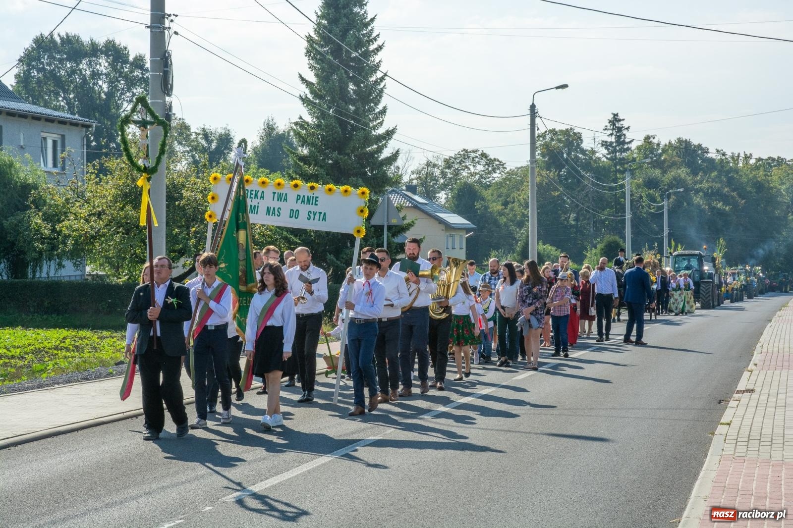 Zdjęcie w galerii na portalu naszraciborz.pl: Dobry futer, silne byki. Brzeźnica korowodem na parafialne dożynki [FOTO i WIDEO] wiadomości z regionu
