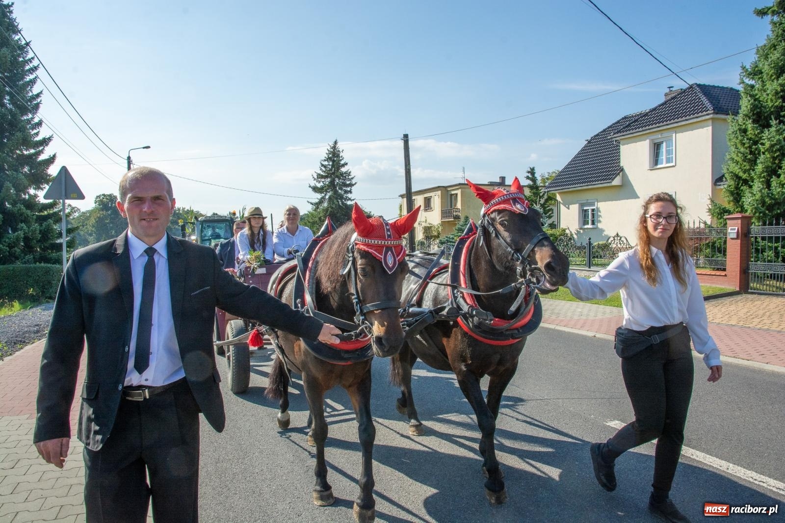 Zdjęcie w galerii na portalu naszraciborz.pl: Dobry futer, silne byki. Brzeźnica korowodem na parafialne dożynki [FOTO i WIDEO] wiadomości z regionu