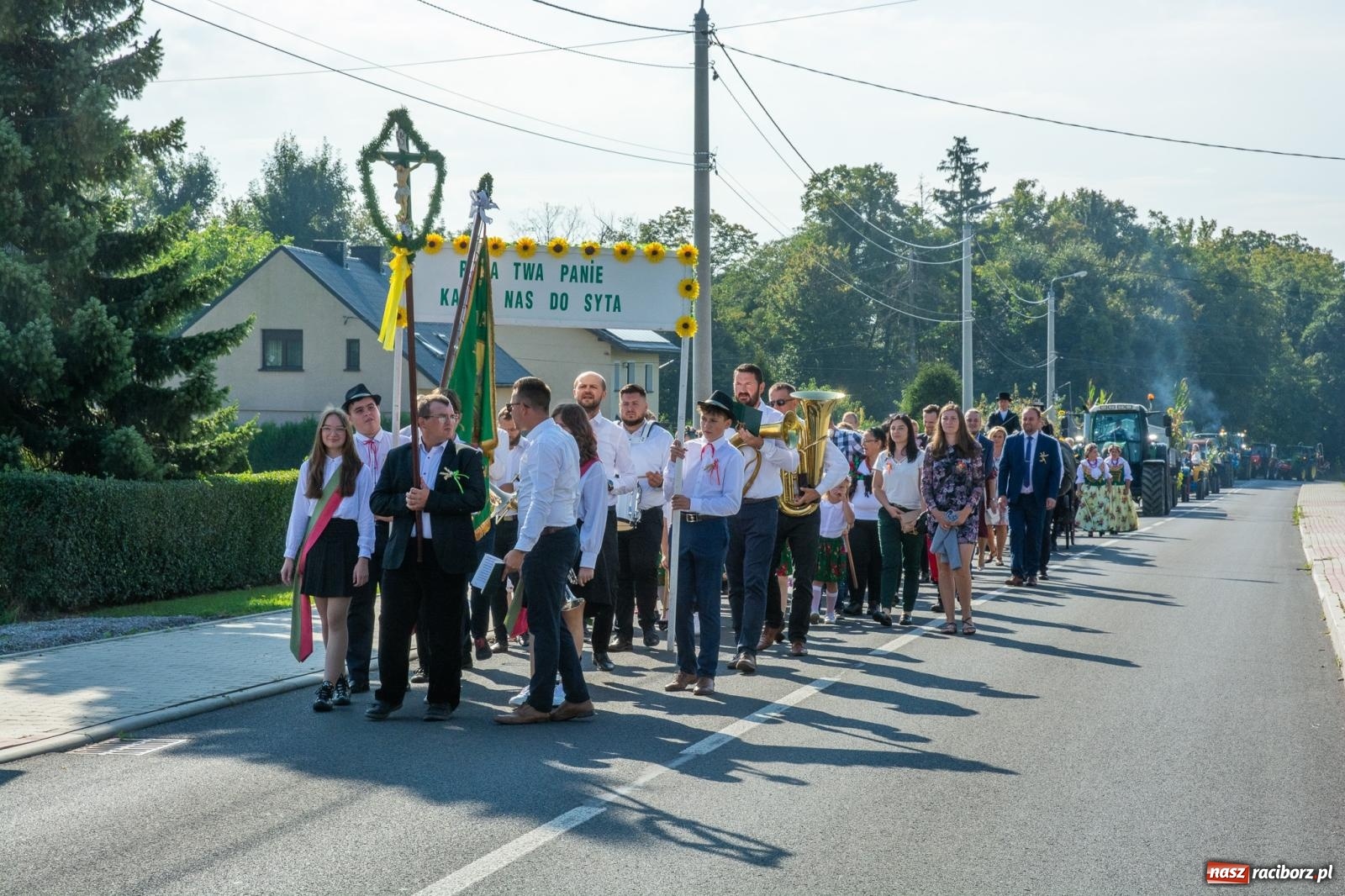 Zdjęcie w galerii na portalu naszraciborz.pl: Dobry futer, silne byki. Brzeźnica korowodem na parafialne dożynki [FOTO i WIDEO] wiadomości z regionu