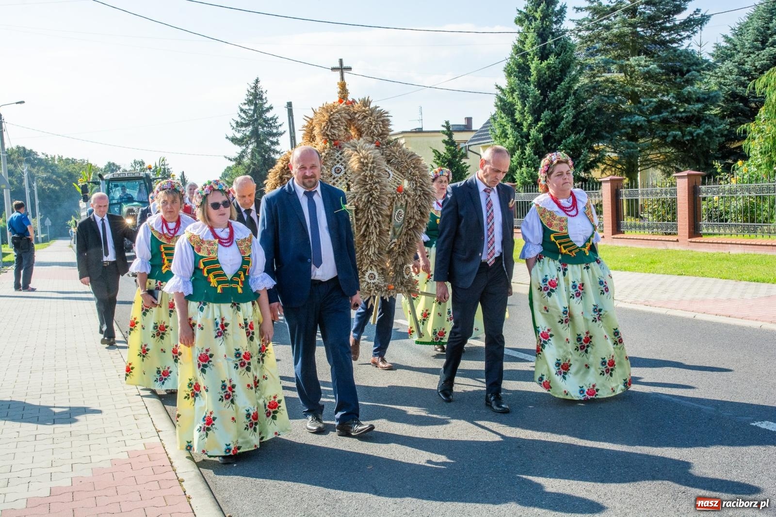 Zdjęcie w galerii na portalu naszraciborz.pl: Dobry futer, silne byki. Brzeźnica korowodem na parafialne dożynki [FOTO i WIDEO] wiadomości z regionu