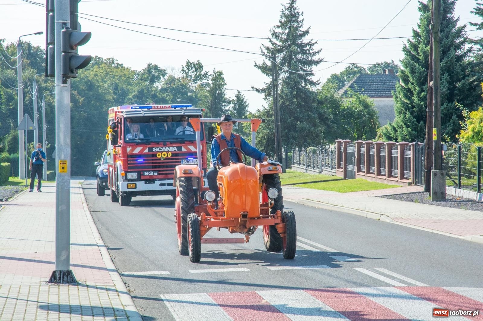 Zdjęcie w galerii na portalu naszraciborz.pl: Dobry futer, silne byki. Brzeźnica korowodem na parafialne dożynki [FOTO i WIDEO] wiadomości z regionu